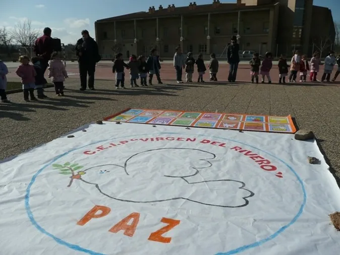 Los niños del colegio celebran el Día de la Paz