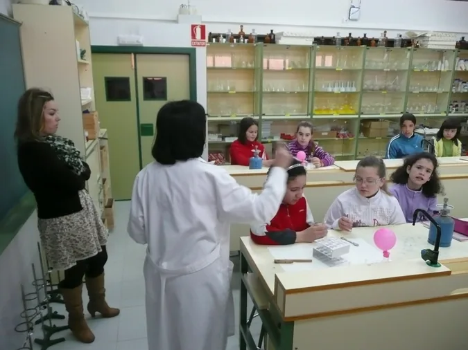Los alumnos del colegio aprenden en el laboratorio