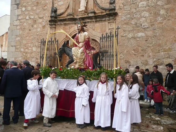 Los niños de Primera Comunión procesionan con La Borriquilla