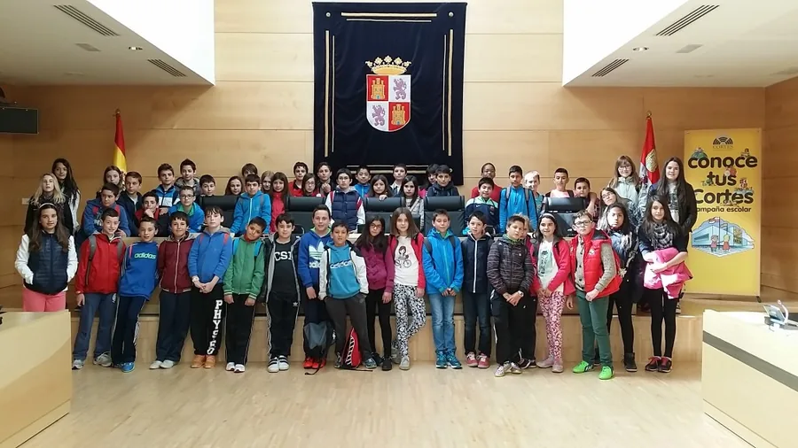Los alumnos del Virgen del Rivero visitan las Cortes regionales