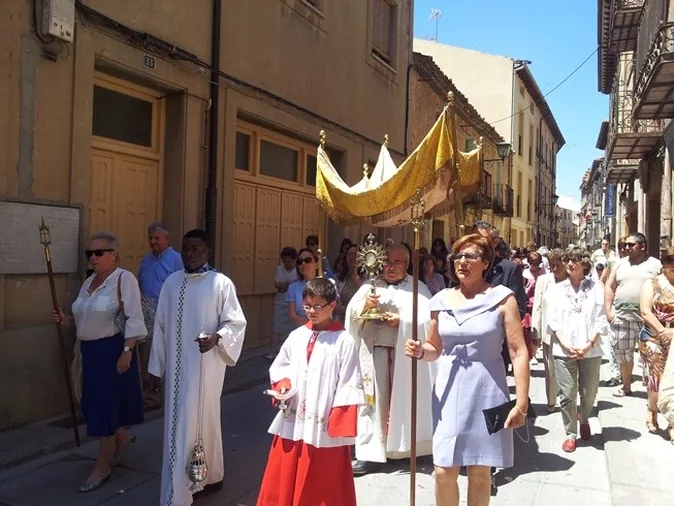 Los niños de Comunión protagonizan la procesión del Corpus