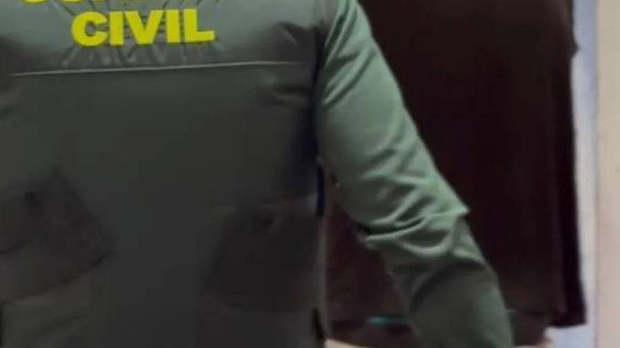 La Guardia Civil detiene a tres personas e investiga a una cuarta