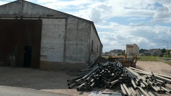Roban tubos de riego de una nave del polígono Las Carretas