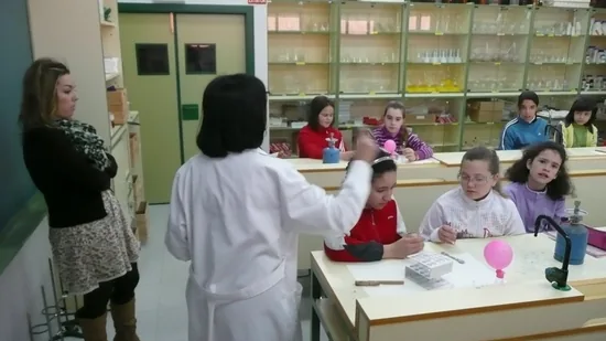 Los alumnos del colegio aprenden en el laboratorio