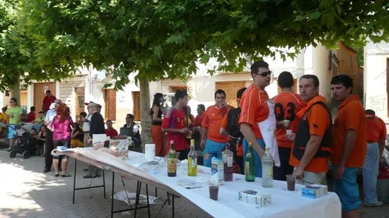 Las peñas viven un anticipo festivo de septiembre en un día