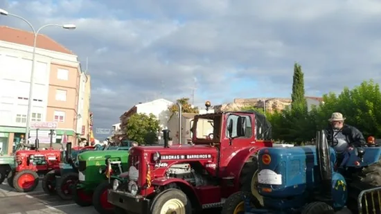 En tractor clásico siguiendo la ruta del Duero