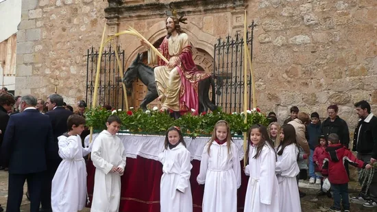 Los niños de Primera Comunión procesionan con La Borriquilla