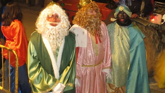 Los Reyes Magos visitan San Esteban cargados de regalos