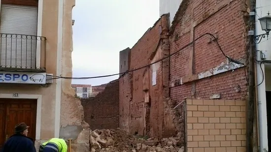 La lluvia y el viento provocan la caída de una pared de adobe